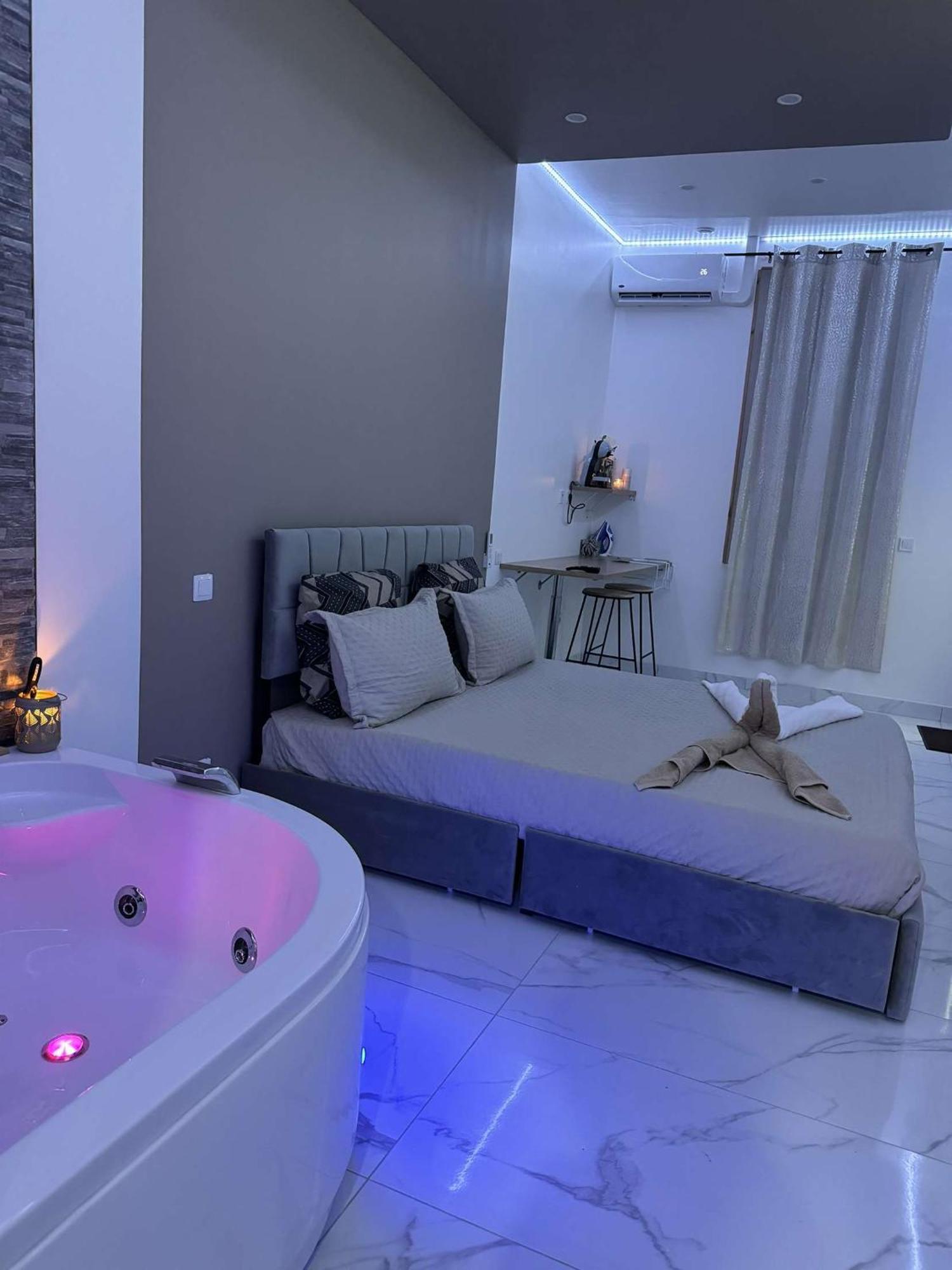 Suite Gold By L Amaryllis I Jacuzzi & Sauna Prive I Centre Beziers Arrivee Autonome Εξωτερικό φωτογραφία