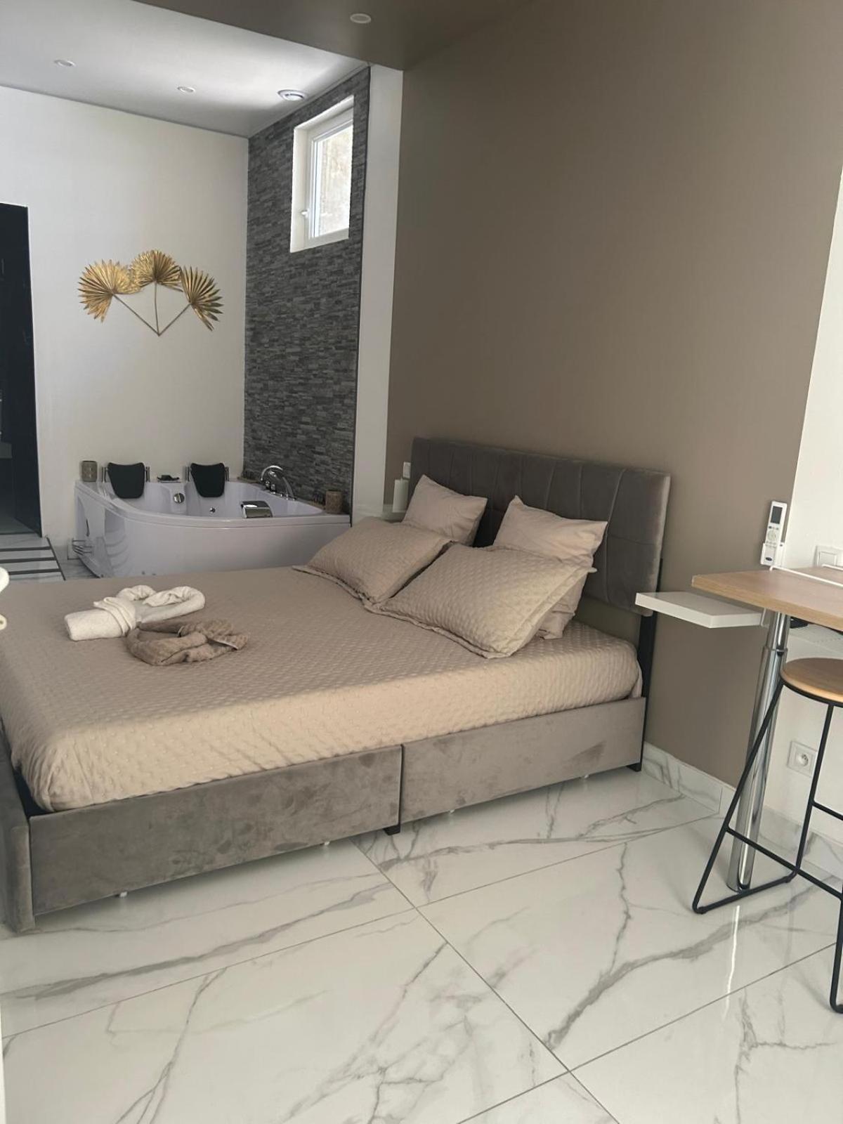 Suite Gold By L Amaryllis I Jacuzzi & Sauna Prive I Centre Beziers Arrivee Autonome Εξωτερικό φωτογραφία